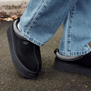 UGG Women’s Tazz Slippers in Black